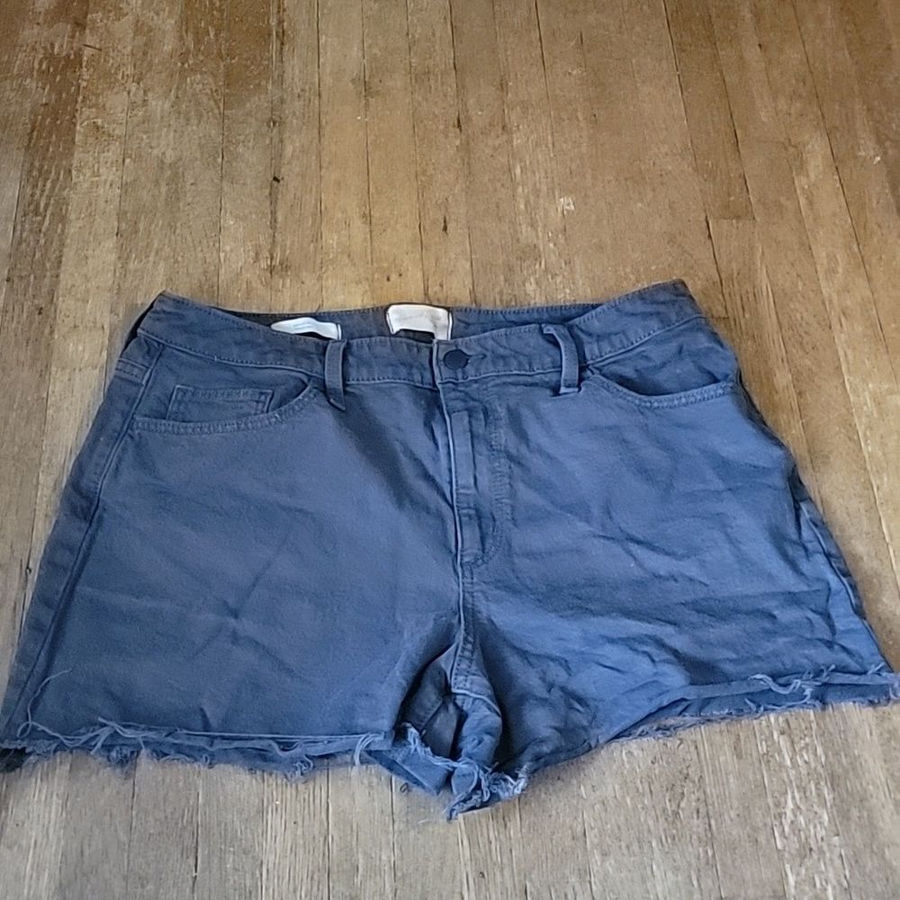Shredded jean short